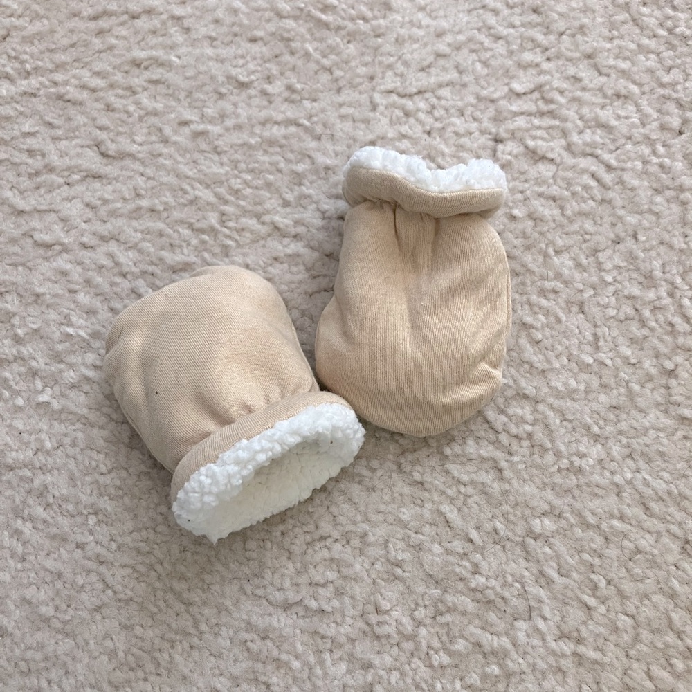 NWOT Baby mittens with genuine shearling inside